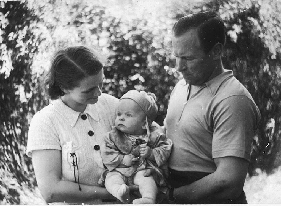 Leif med mamma Hedvig och pappa Ivar Formgren 1937.